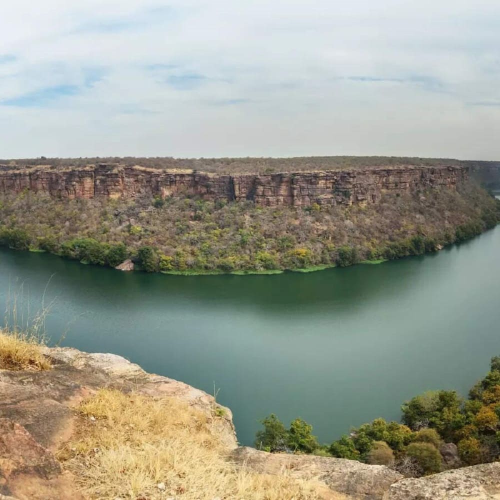 Scenic canyons & riverbeds views